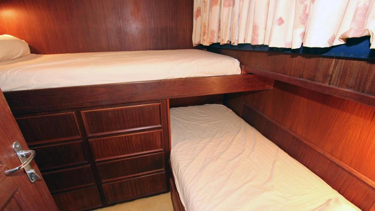 Hotel Yacht Our Alissa Sant Adrià de Besòs Extérieur photo