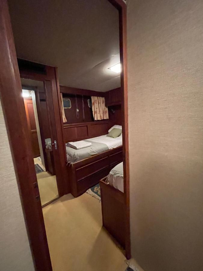 Hotel Yacht Our Alissa Sant Adrià de Besòs Extérieur photo