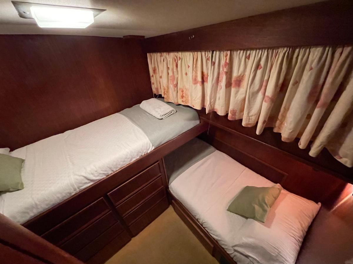 Hotel Yacht Our Alissa Sant Adrià de Besòs Extérieur photo